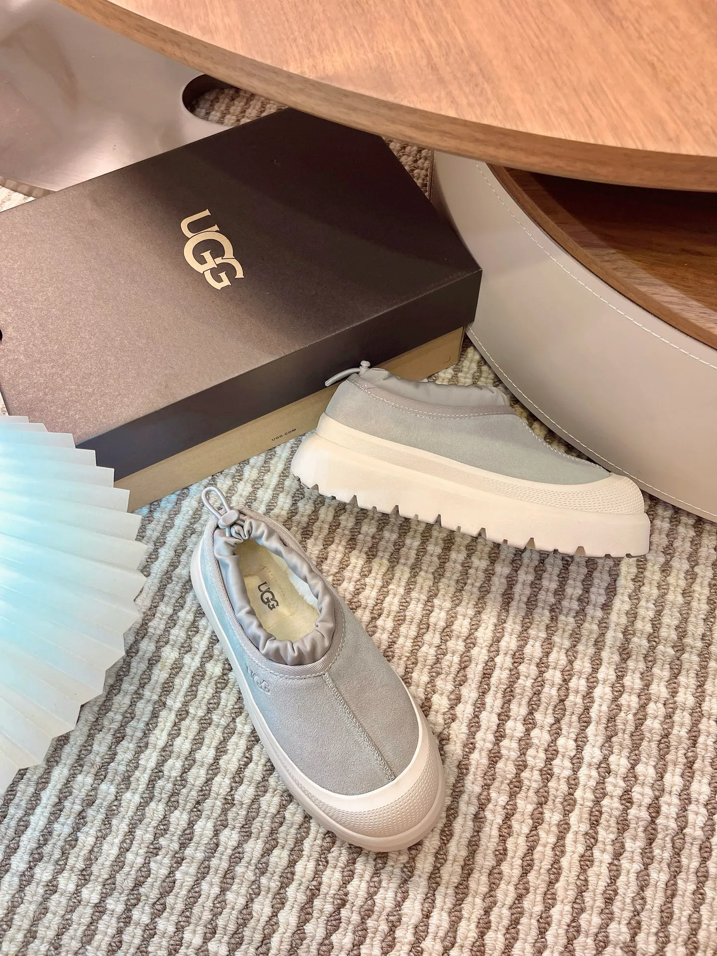 [UGG] P:500💰 Couple shoes Size: 35-44 [Wang Yibo's same style] UGG2025 new winter style Tasman fashion shoes for men and women 1144096 Ugg new fur shoes for autumn and winter, snow boots, same style for men and women ~ Handsome slip-on, lazy shoes, super easy to put on and take off ~ Suede cowhide fabric ~The soles are molded from original soles, not cheap rubber foam, but made of modern material. The characteristics of this material are that it is light, wear-resistant and non-slip. The outsole has a clear logo imprint, which is comparable to that of a store~